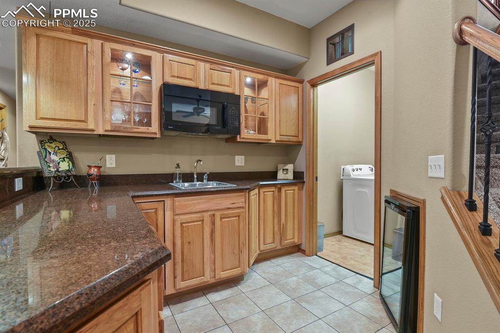 Image 26 of 49: Lower level large wet bar 