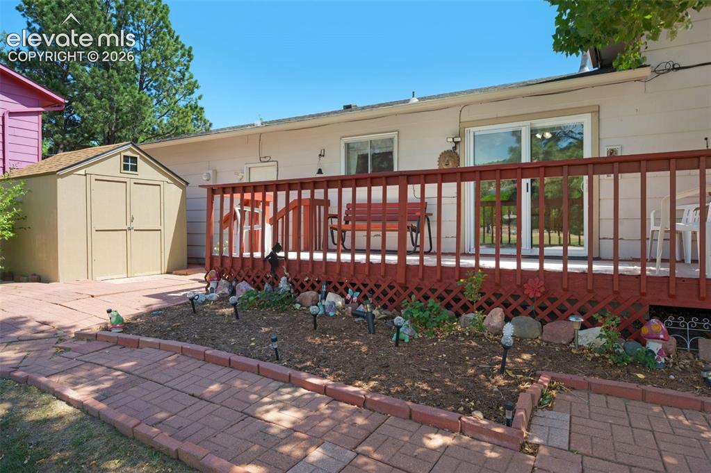 Image 17 of 25: Deck