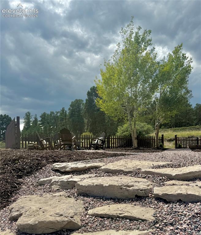 Image 19 of 34: Yard