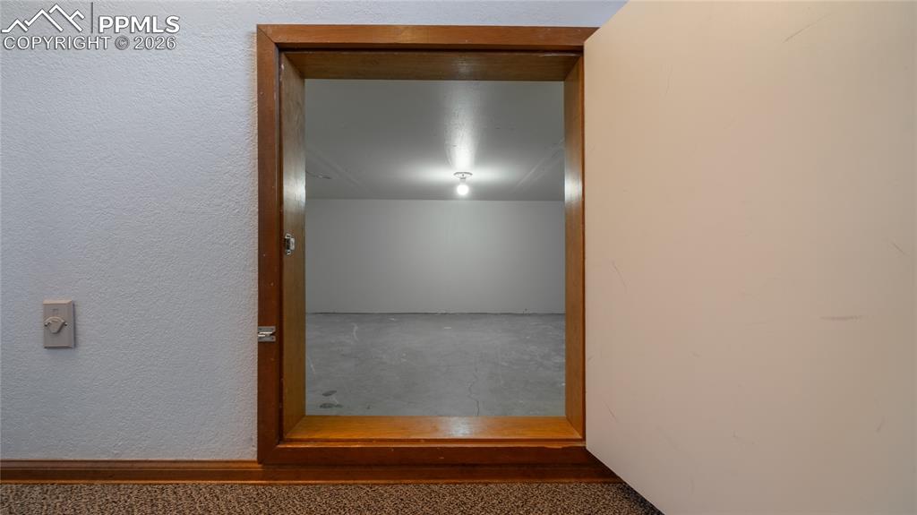 Image 27 of 36: Storage under entry