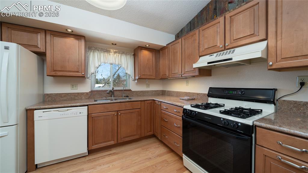 Image 7 of 36: Granite, maple