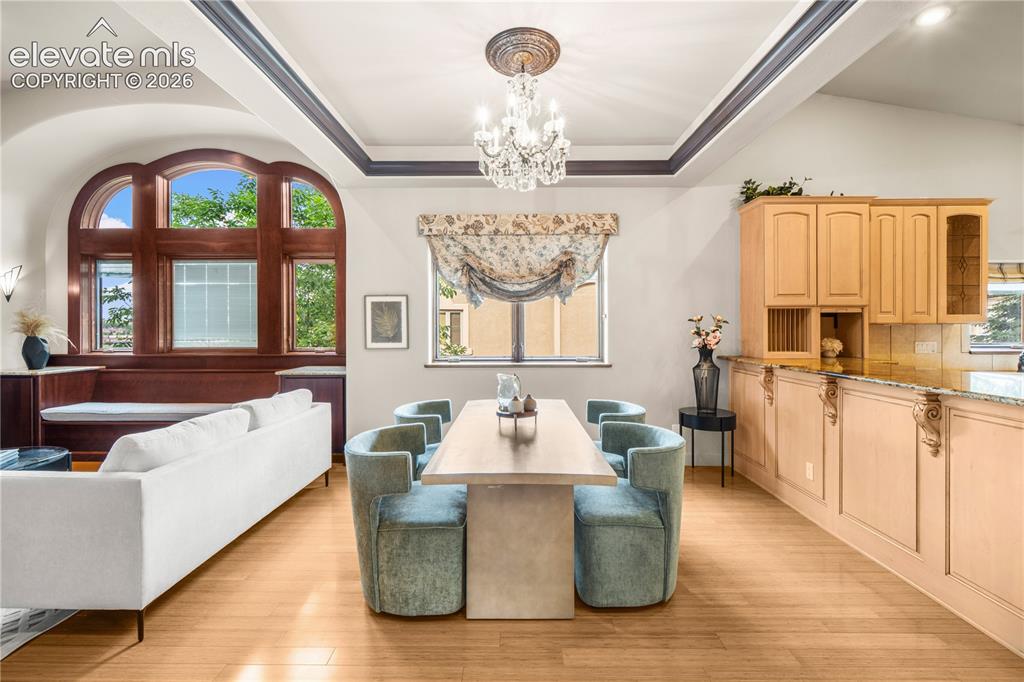 Image 16 of 49: Dining Area