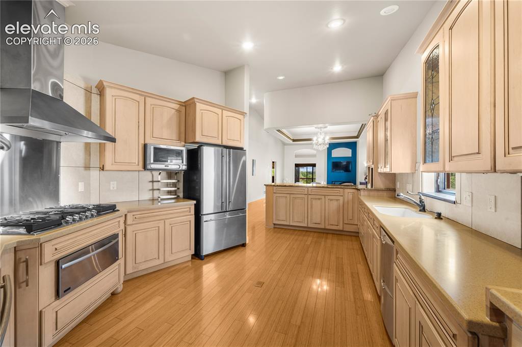 Image 4 of 49: Kitchen