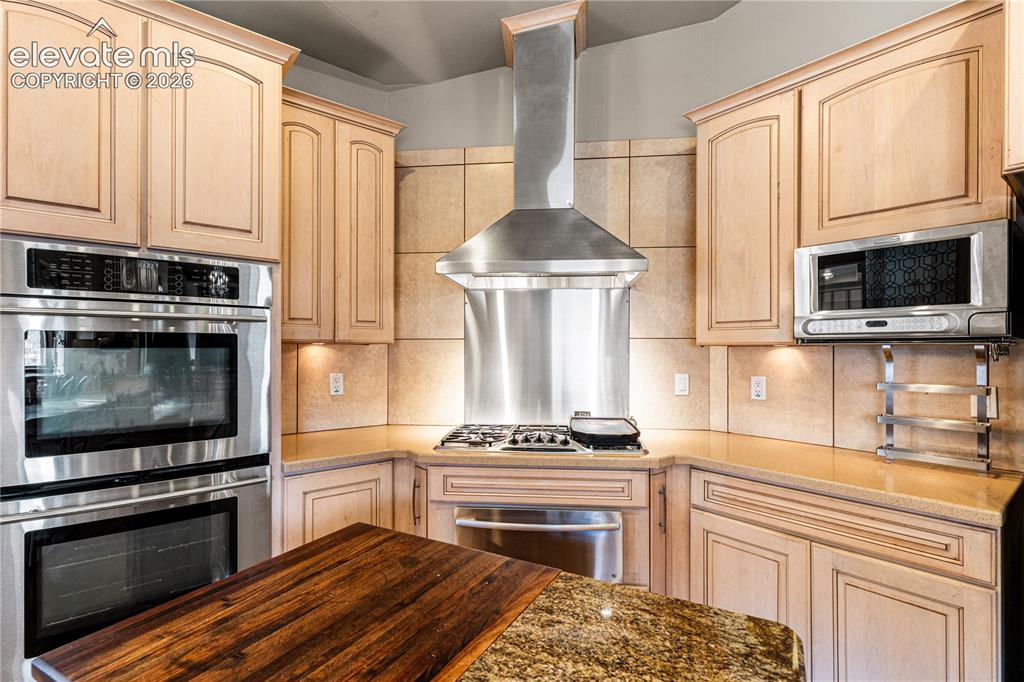 Image 6 of 49: Kitchen