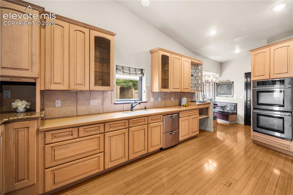 Image 8 of 49: Kitchen