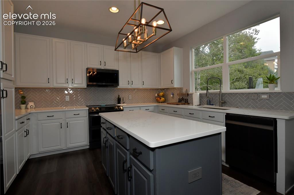 Image 11 of 36: Kitchen