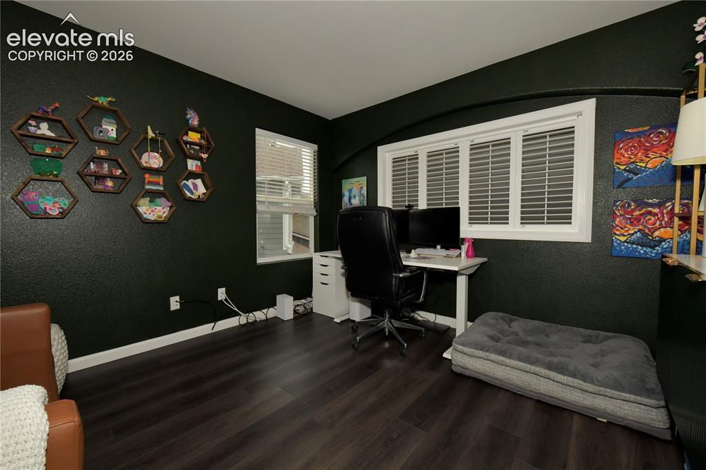 Image 17 of 36: Office