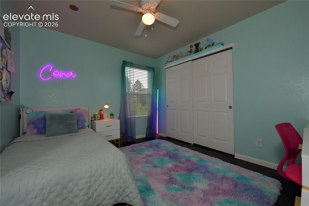 Image 19 of 36: Bedroom