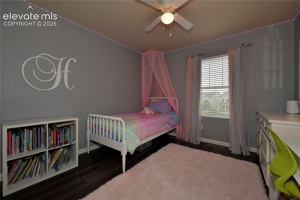 Image 21 of 36: Bedroom