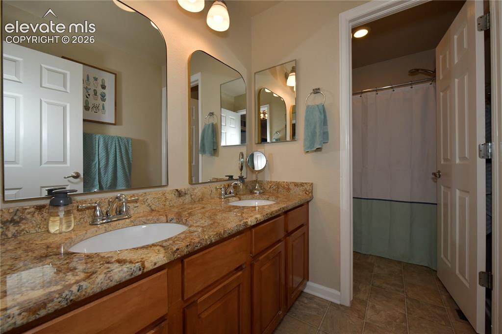 Image 22 of 36: Bathroom