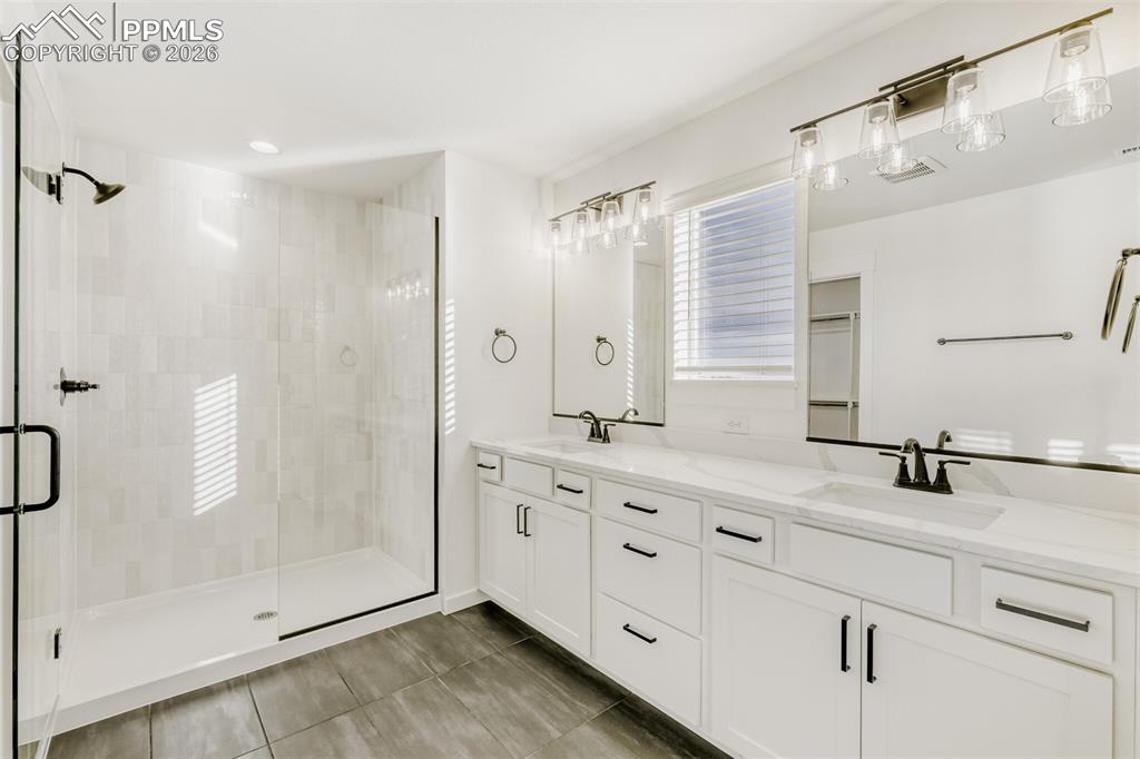 Image 18 of 28: Bathroom