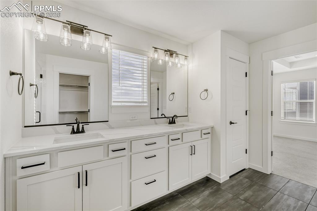 Image 19 of 28: Bathroom