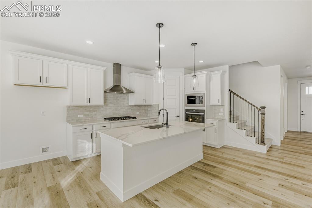 Image 8 of 28: Kitchen