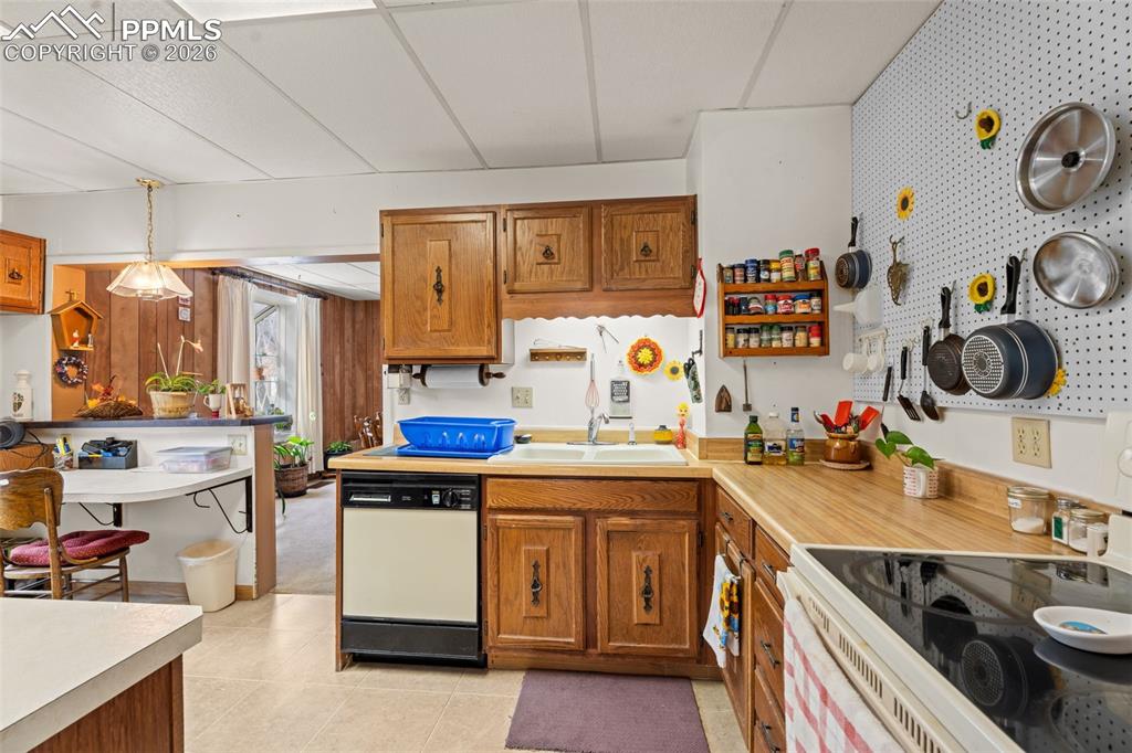 Image 12 of 32: Kitchen