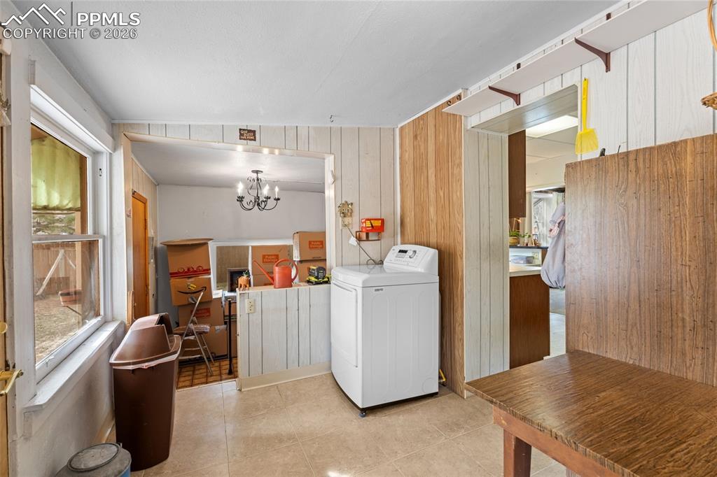 Image 14 of 32: Laundry