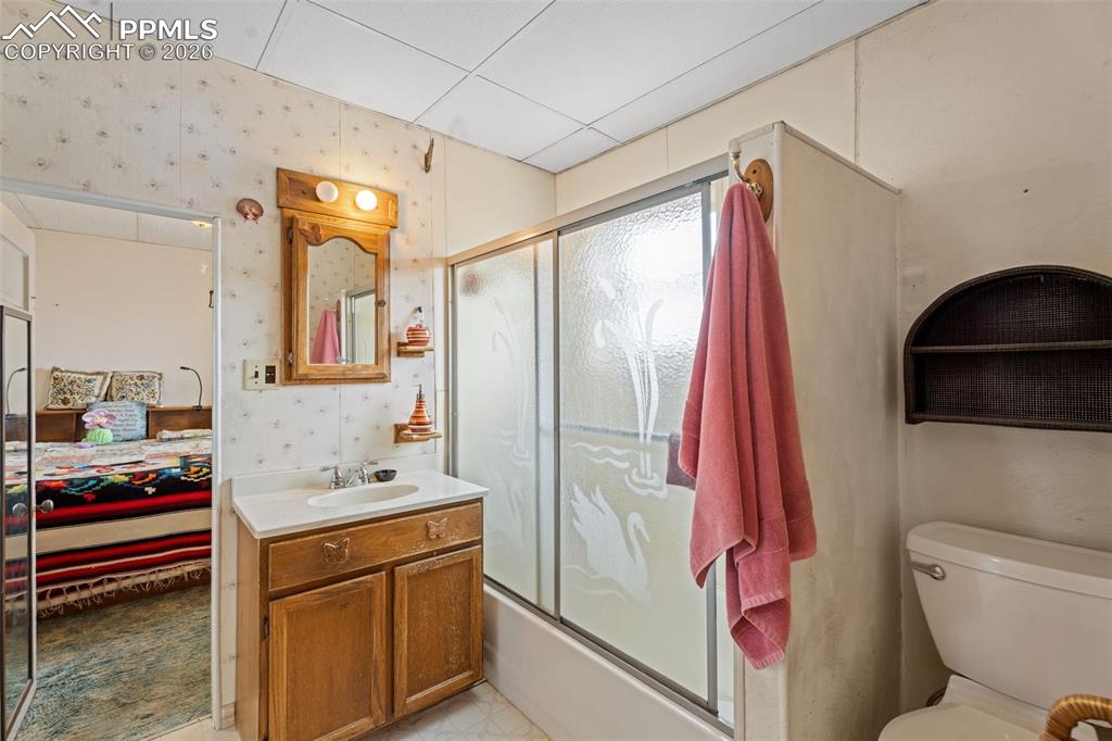 Image 15 of 32: Bathroom