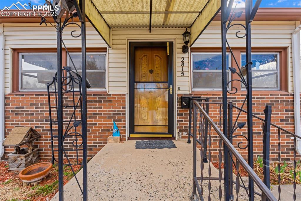 Image 4 of 32: Entry