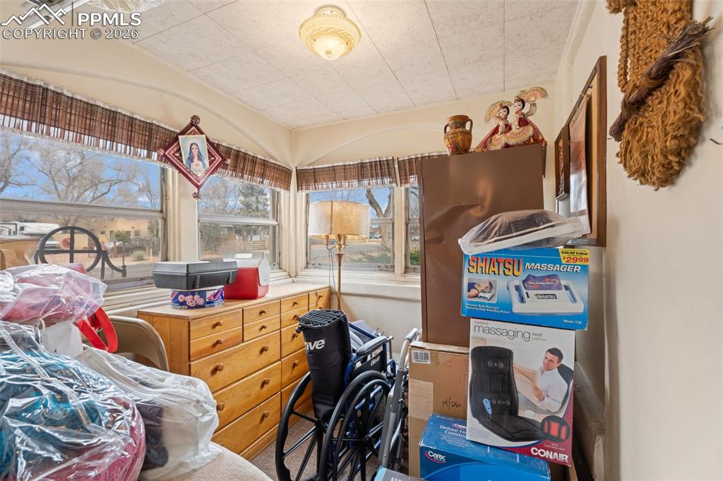 Image 6 of 32: Bedroom