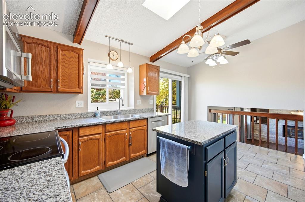 Image 7 of 50: Kitchen