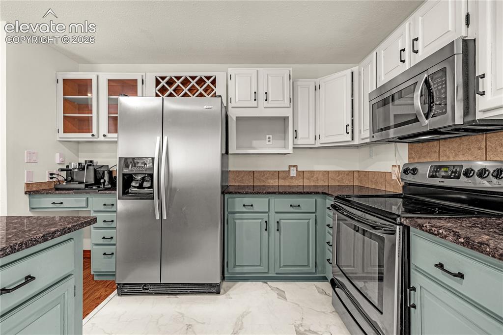 Image 10 of 44: Kitchen