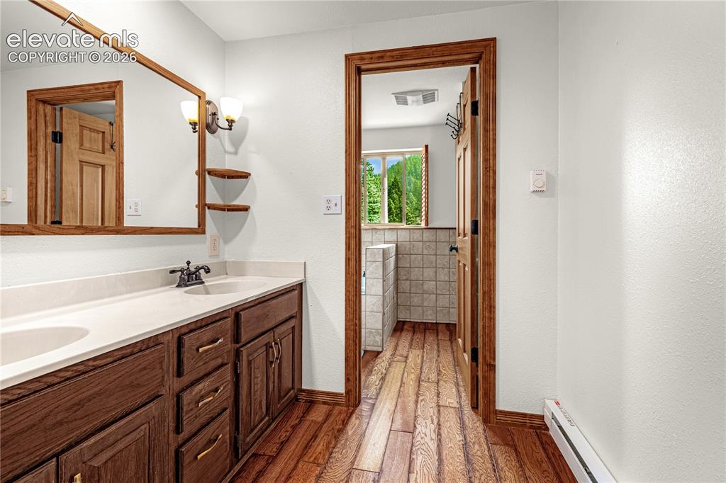 Image 16 of 44: Bathroom