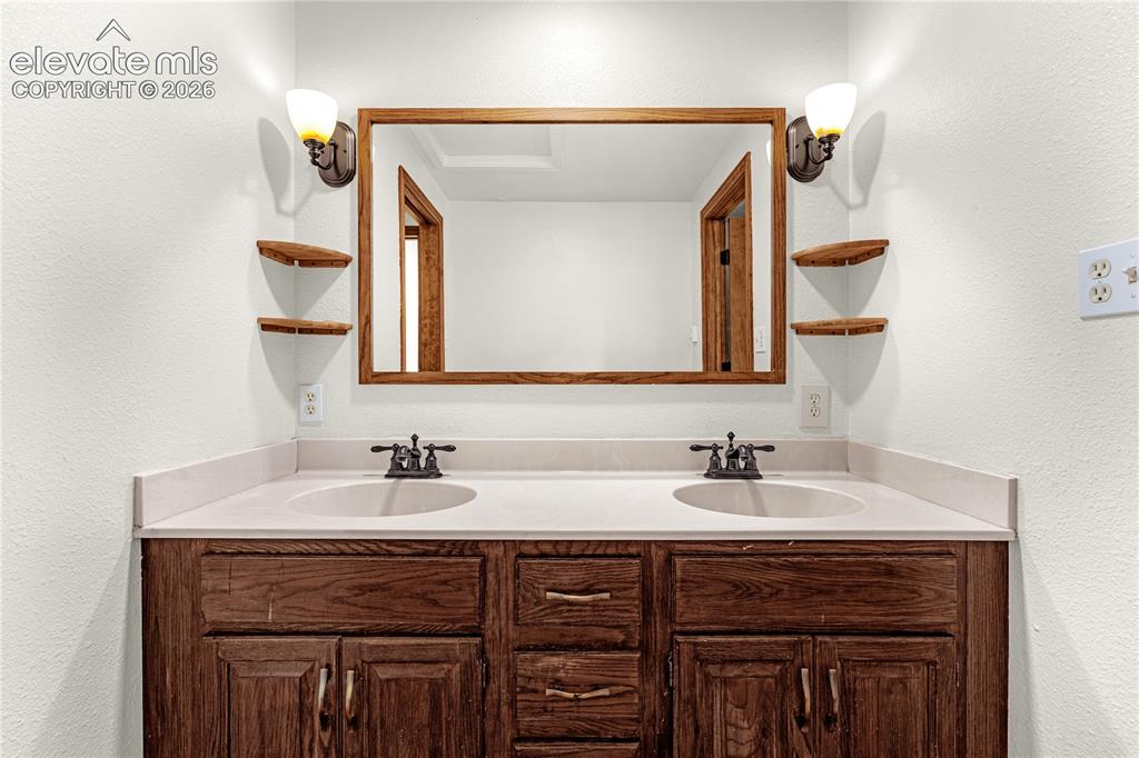 Image 17 of 44: Bathroom