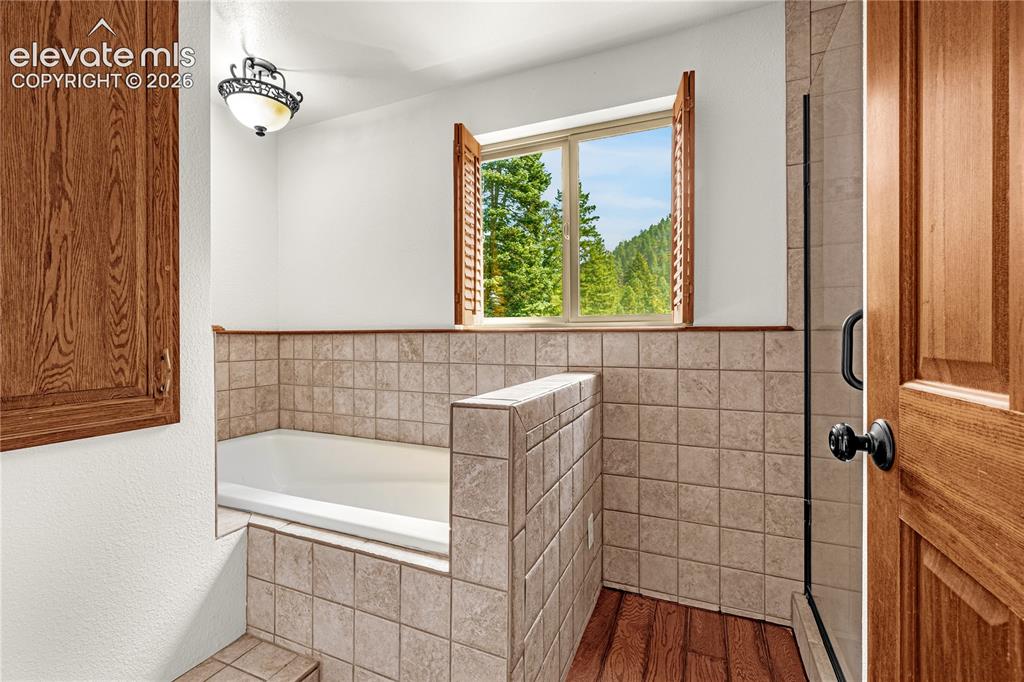 Image 18 of 44: Bathroom