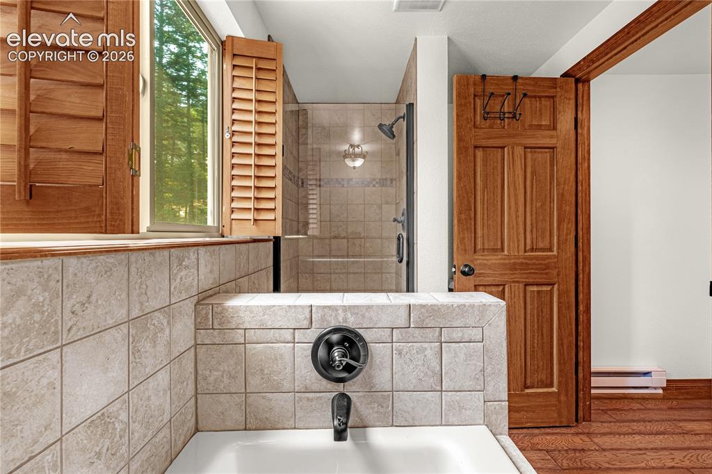 Image 19 of 44: Bathroom