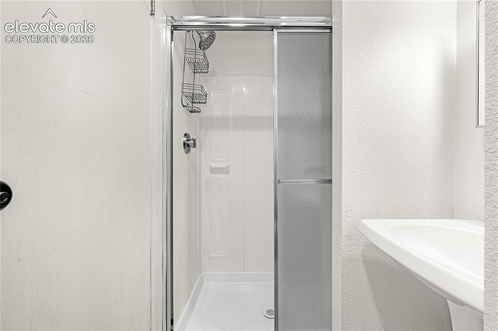 Image 23 of 44: Bathroom