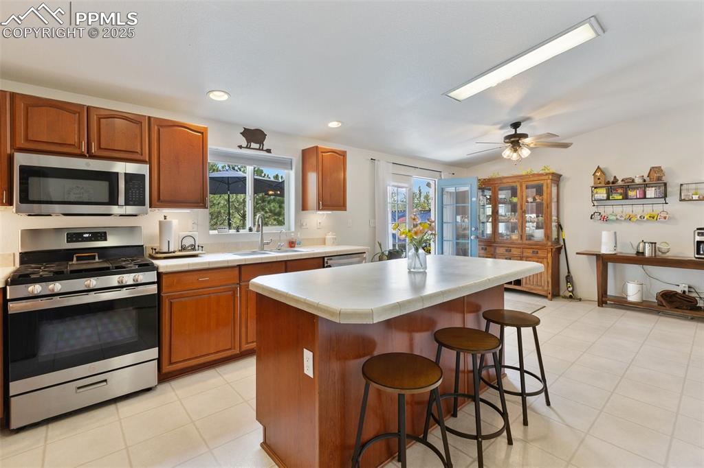 Image 17 of 37: Kitchen