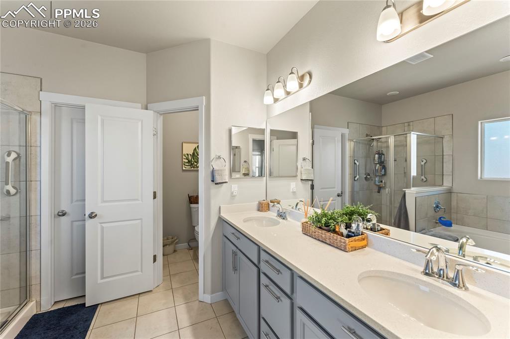 Image 11 of 40: Bathroom