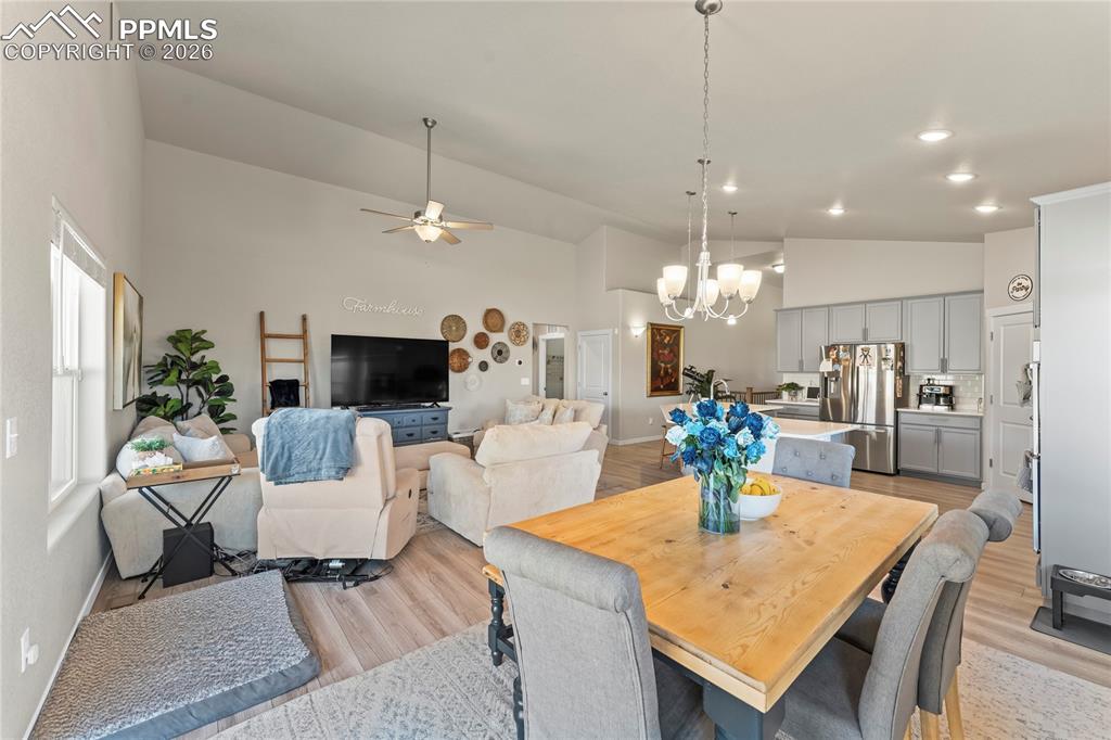 Image 8 of 40: Dining Area