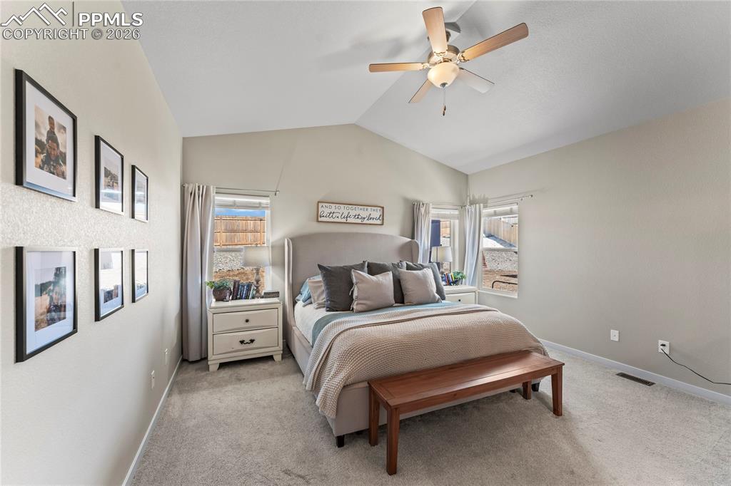 Image 9 of 40: Bedroom