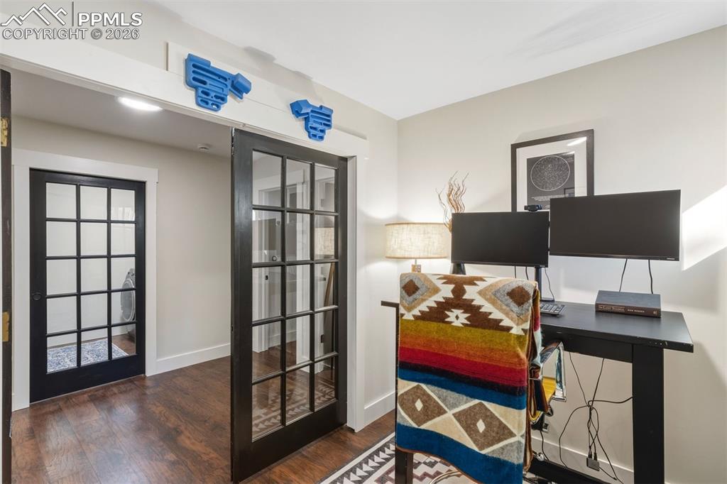 Image 24 of 50: Office