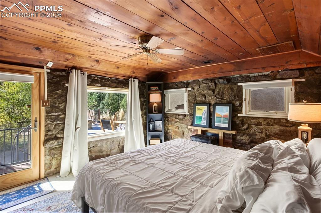 Image 7 of 50: Bedroom