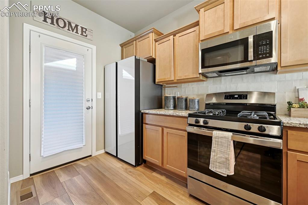 Image 10 of 33: Kitchen