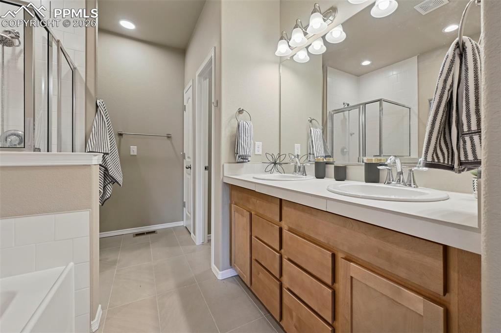 Image 18 of 33: Bathroom