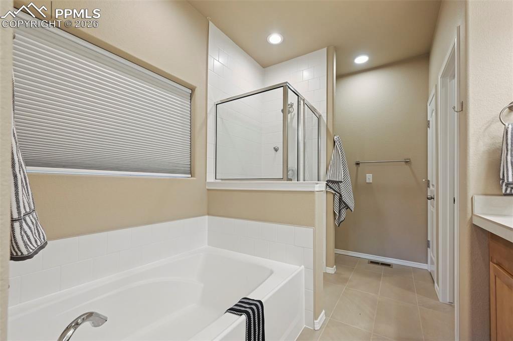 Image 19 of 33: Bathroom