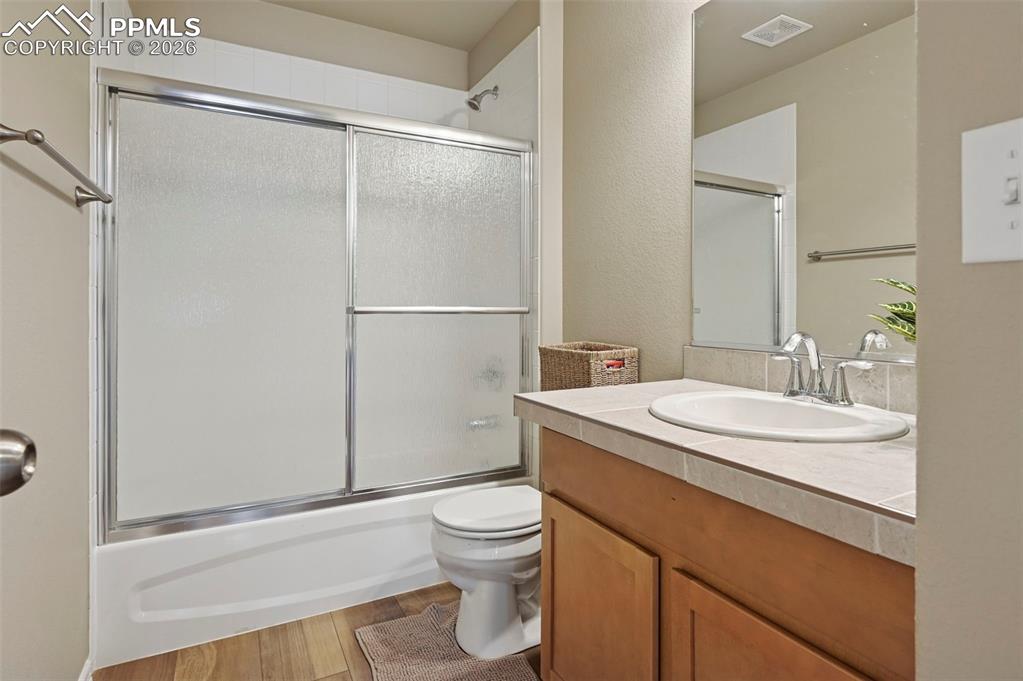 Image 28 of 33: Bathroom