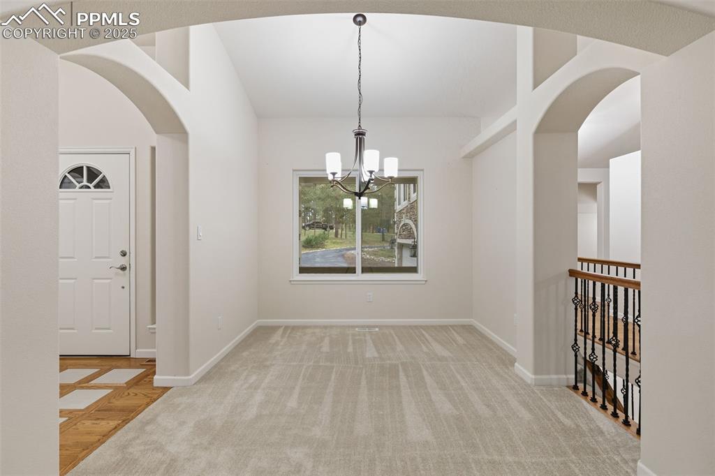 Image 14 of 50: Dining Area