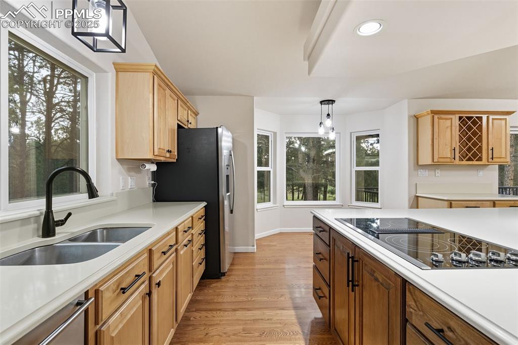 Image 30 of 50: Kitchen