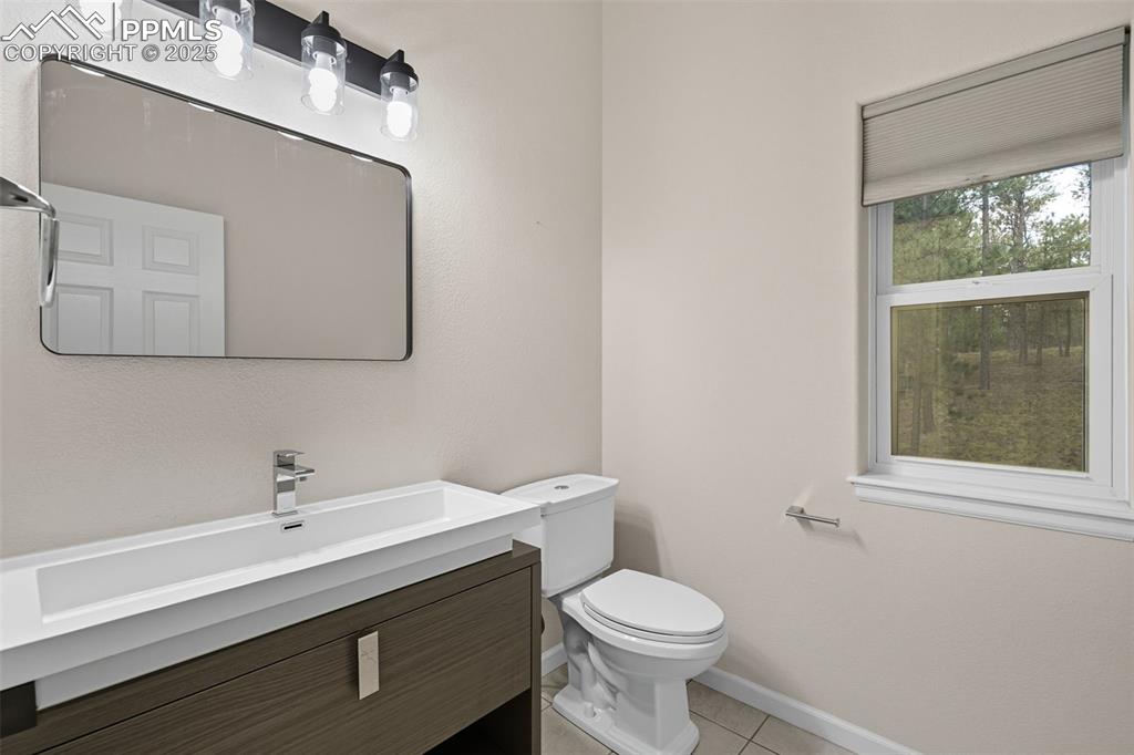 Image 33 of 50: Bathroom