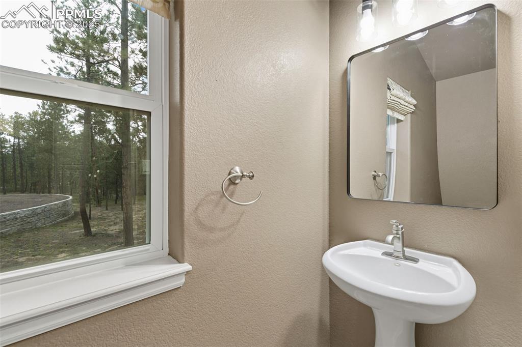 Image 35 of 50: Bathroom