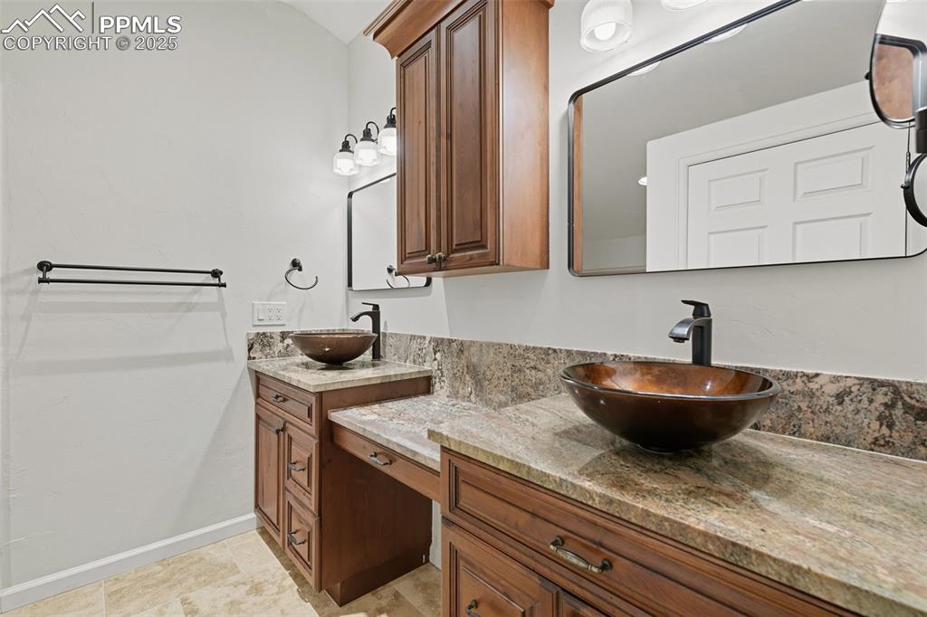 Image 38 of 50: Bathroom