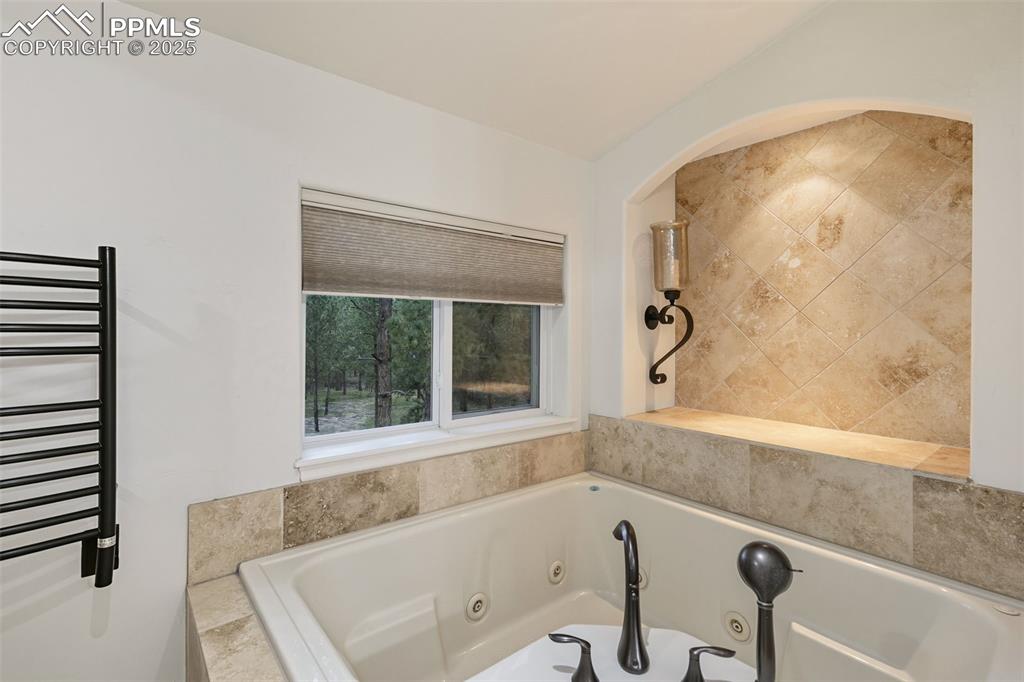 Image 39 of 50: Bathroom