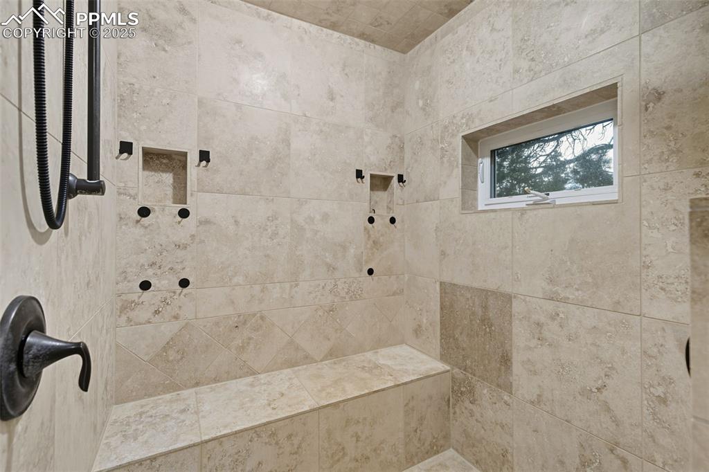 Image 40 of 50: Bathroom