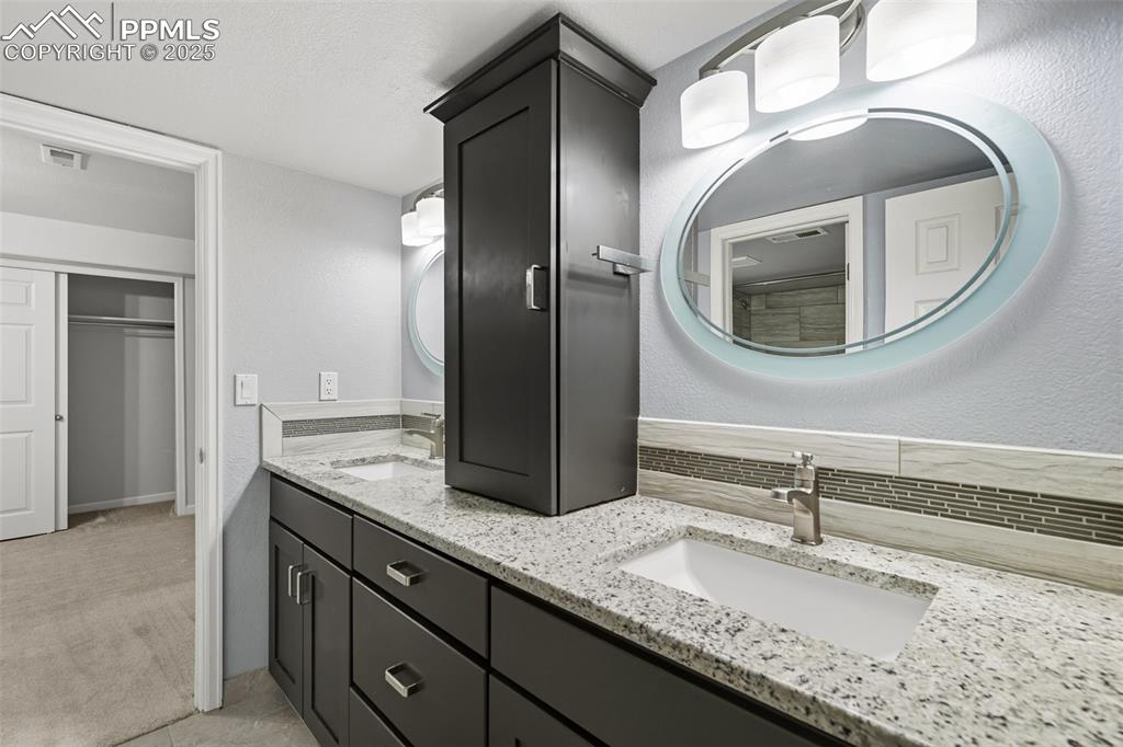 Image 42 of 50: Bathroom