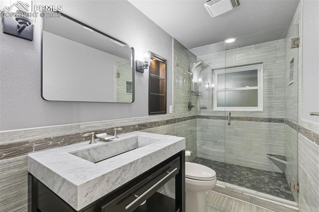 Image 45 of 50: Bathroom