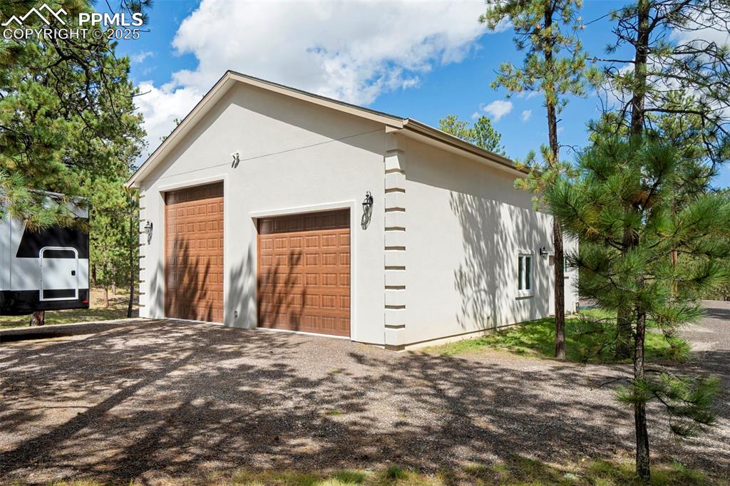 Image 48 of 50: Garage