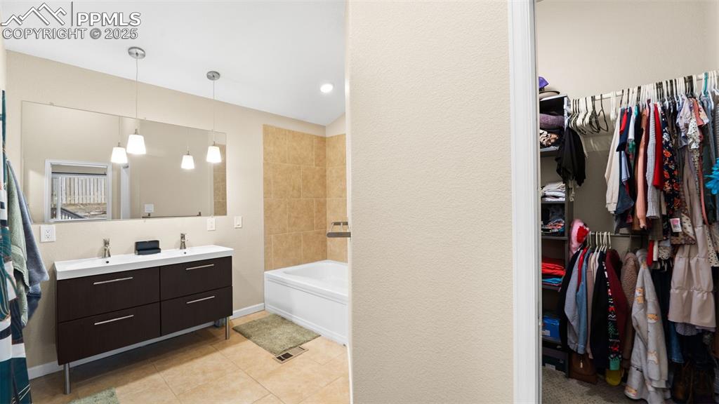 Image 12 of 31: Bathroom